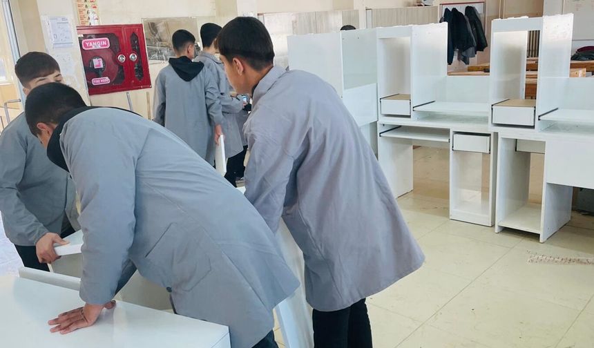 Cizre'de öğrenciler, ürettikleri çalışma masalarını akranlarına hediye etti 