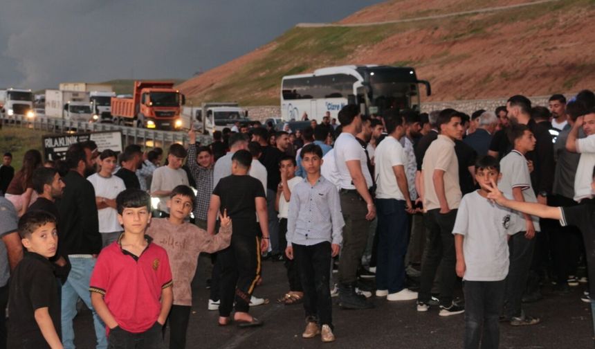 Cizre'de peş peşe kazaların ardından mahalle sakinleri kara yolunu ulaşıma kapattı