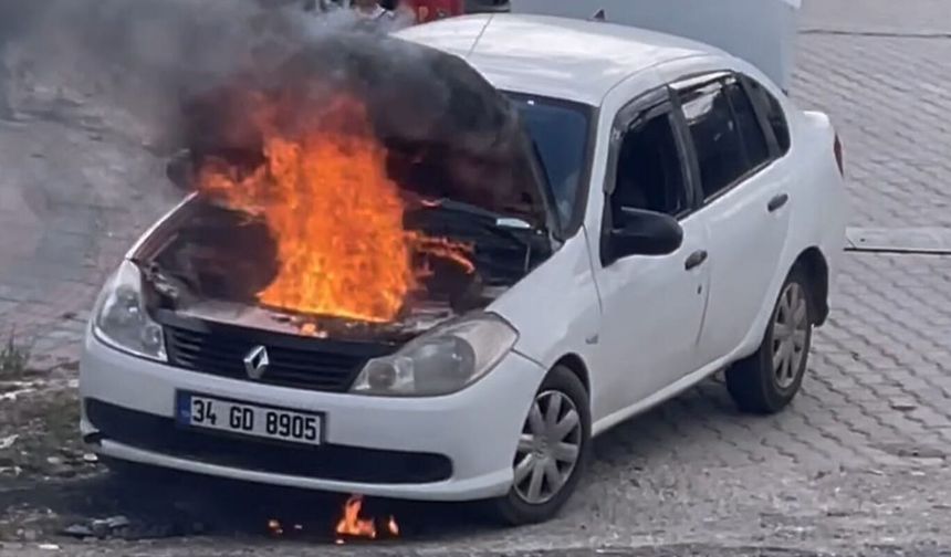 Diyarbakır'da seyir halindeki otomobil alev aldı