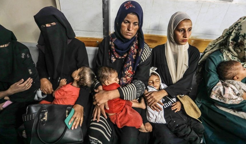 'Görmezden geliyormuş gibi bakın': Gazze'de annelerin açlık çığlığı