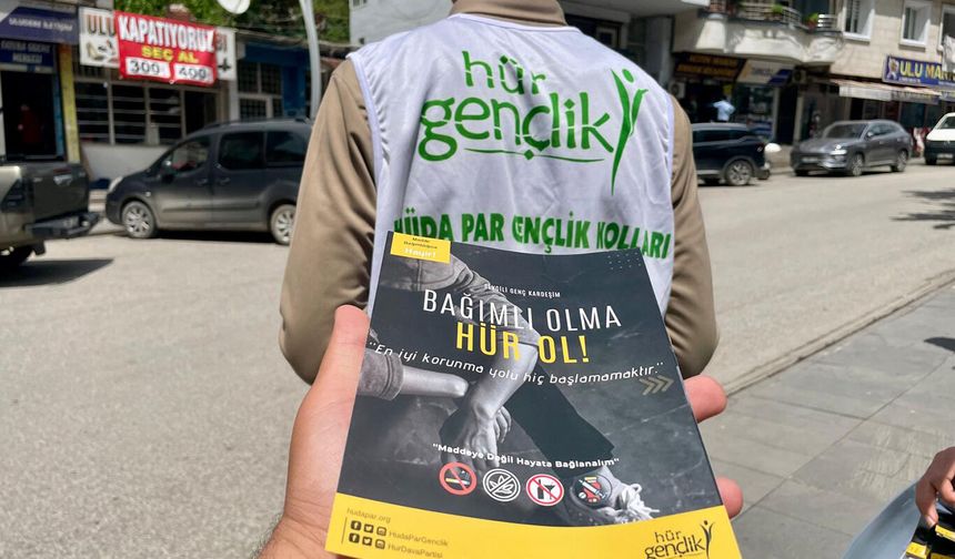 HÜDA PAR Şırnak İl Gençlik Kolları Uludere'de bağımlığa karşı stant açtı