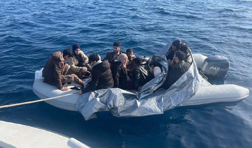 İzmir açıklarında 12 düzensiz göçmen yakalandı