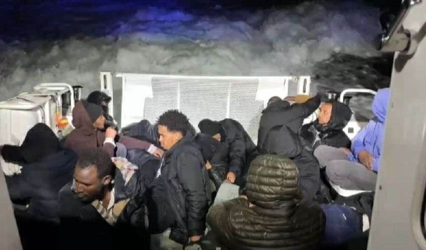 İzmir açıklarında 24 düzensiz göçmen kurtarıldı