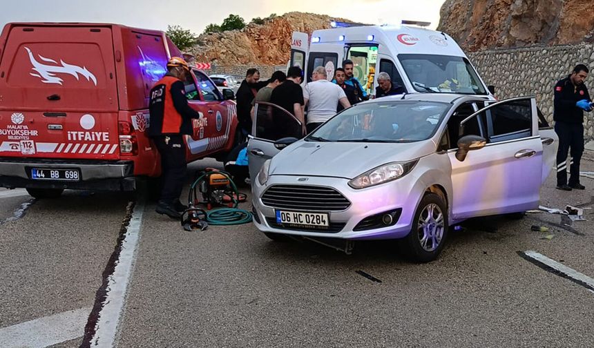 Malatya'da iki otomobil çarpıştı: 8 yaralı
