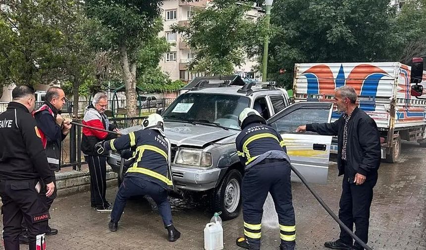 Park halindeki otomobil alev aldı