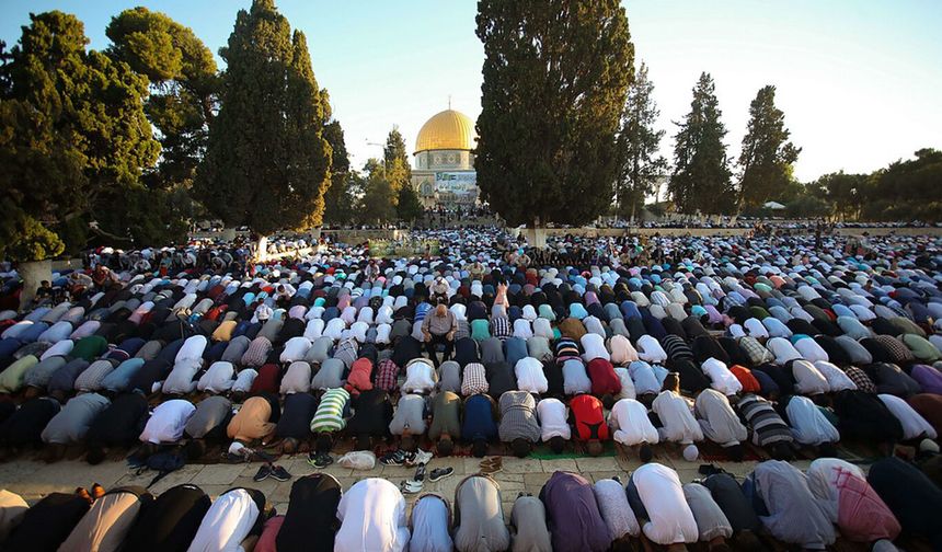 Siyonist rejimin kısıtlamalarına rağmen 140 bin kişi Mescid-i Aksa'da bayram namazı kıldı