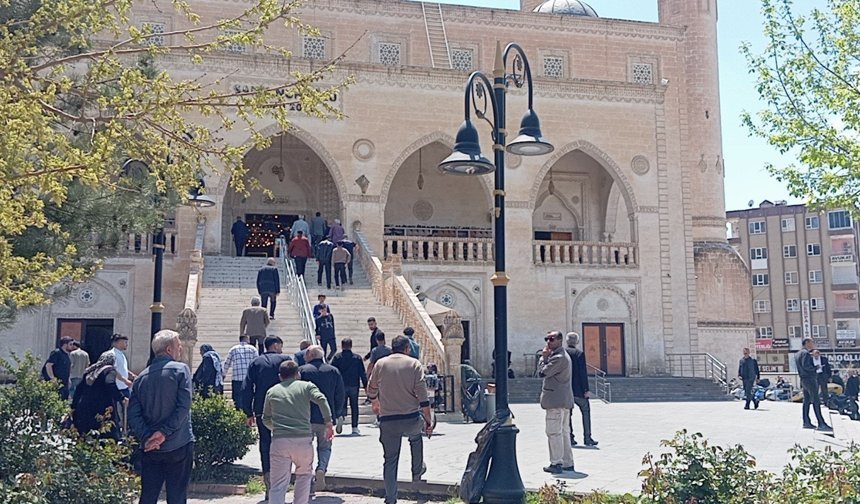 Sol örgütlerin işçi kutlamalarını Cuma namazına denk getirmesi tepki çekti
