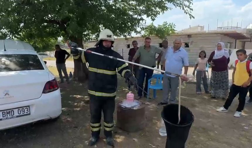 Araç motoruna sıkışan yılan kurtarılarak doğaya salındı