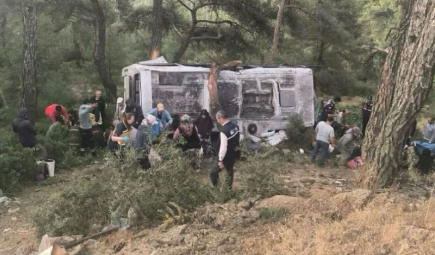 İzmir'de tarım işçilerini taşıyan servis şarampole devrildi: 22 yaralı