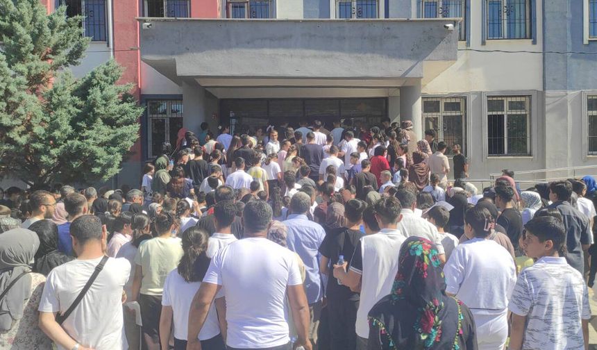 LGS başladı: 1 milyondan fazla öğrenci sınav heyecanı yaşıyor