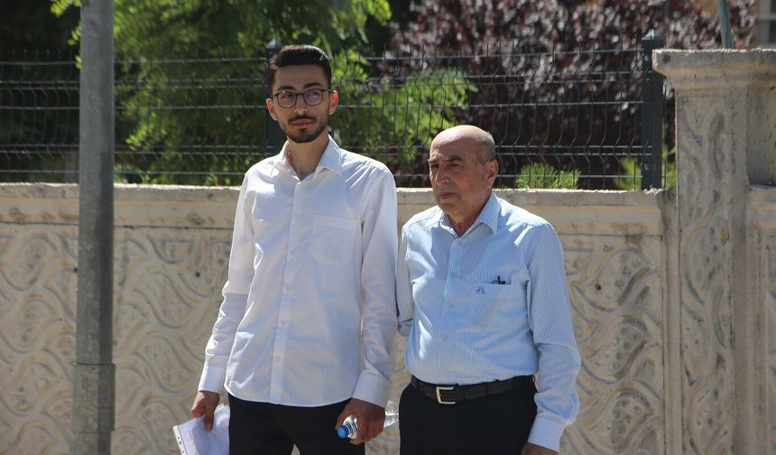 Mardin'de baba-oğul birlikte YKS'ye girdi: Hedefleri ilahiyat fakültesinde sınıf arkadaşı olmak