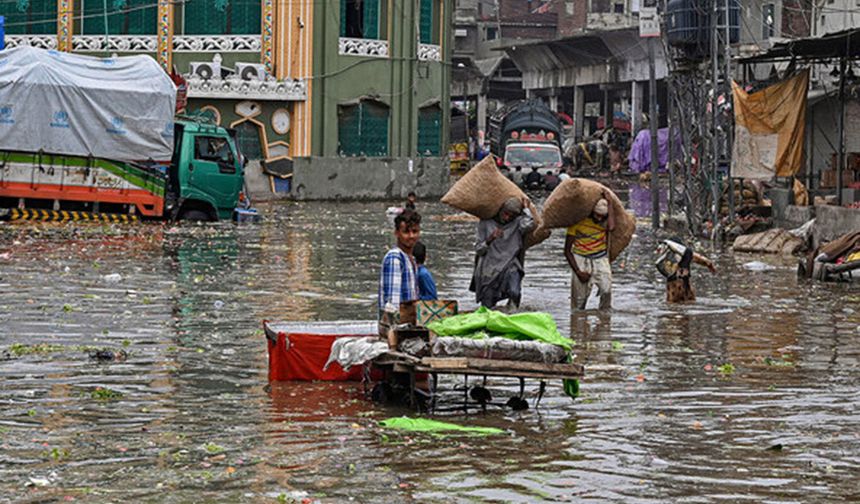 Pakistan'da şiddetli yağışlar etkili oluyor: 7 ölü, 33 yaralı