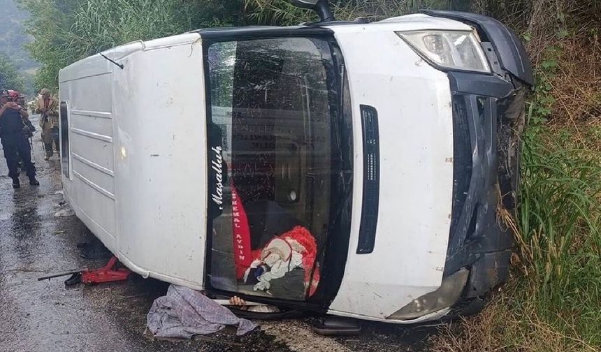 Tarım işçilerini taşıyan servis şarampole devrildi: Bir ölü, 10 yaralı