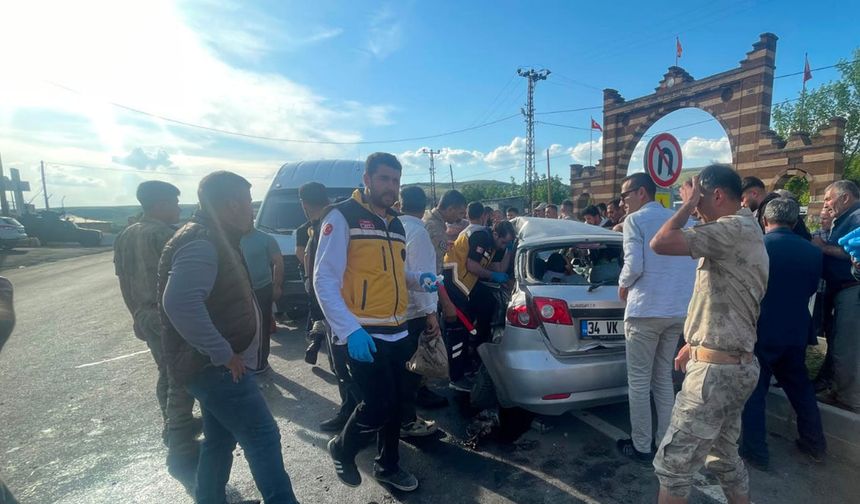 Van'da minibüs ile otomobil çarpıştı: 5 yaralı