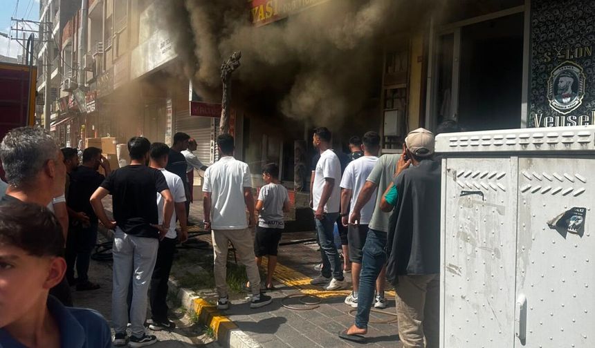 Halı dükkanında çıkan yangın paniğe neden oldu