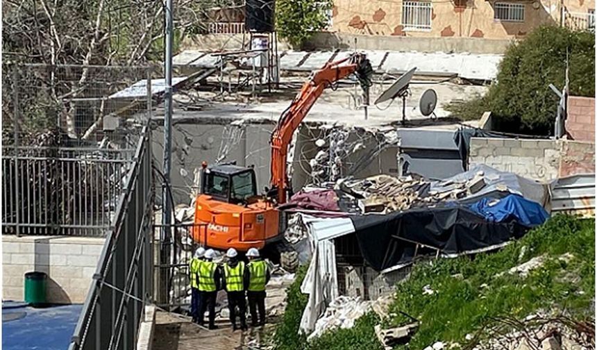 İşgal rejimi Filistinlilerin evlerini yıkıyor