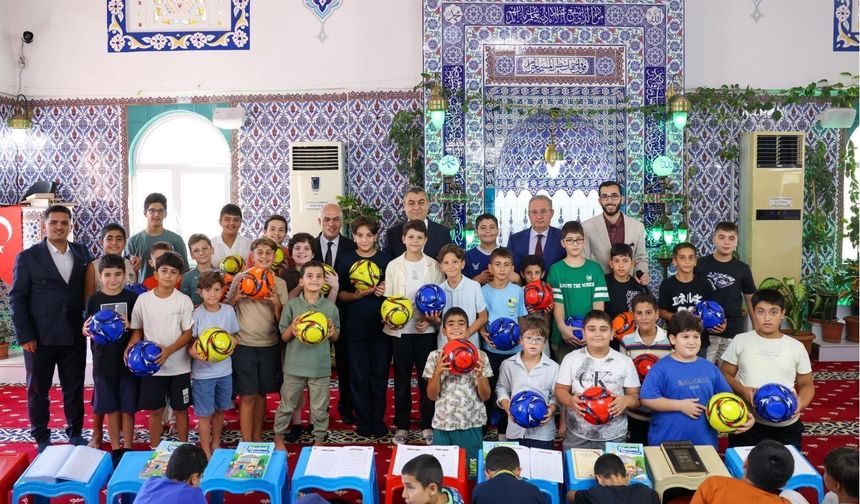 Mersin Valisi Atilla Toros, yaz Kur'an kursu öğrencileriyle bir araya geldi