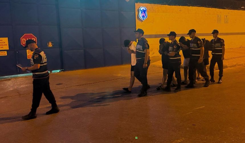 Mersin'de polise mukavemet ve kamu malına zarar suçlamasıyla 4 şüpheli tutuklandı
