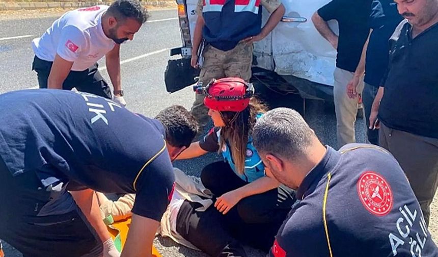 Şanlıurfa'da otomobil yolcu minibüsüne çarptı: 12 yaralı