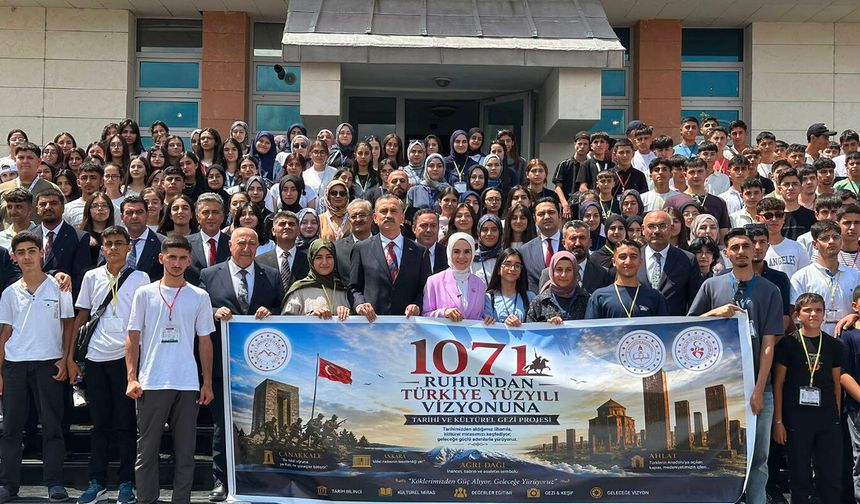 Ağrı'da gençler tarih gezisine uğurlandı