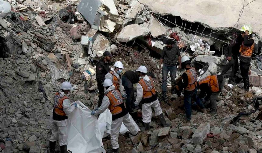 Gazze'de evlerin enkazından 21 Gazzeli şehidin naaş ve kalıntıları çıkarıldı