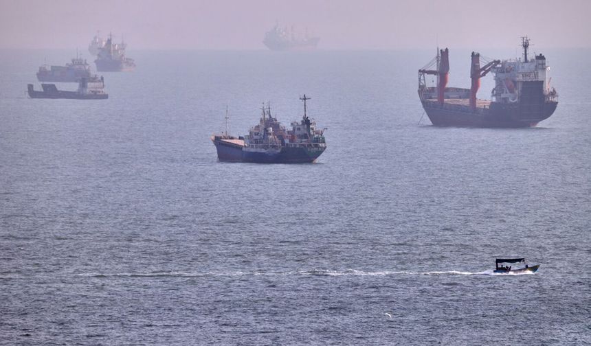 Hürmüz ve Babülmendep'te deniz trafiği yavaşladı