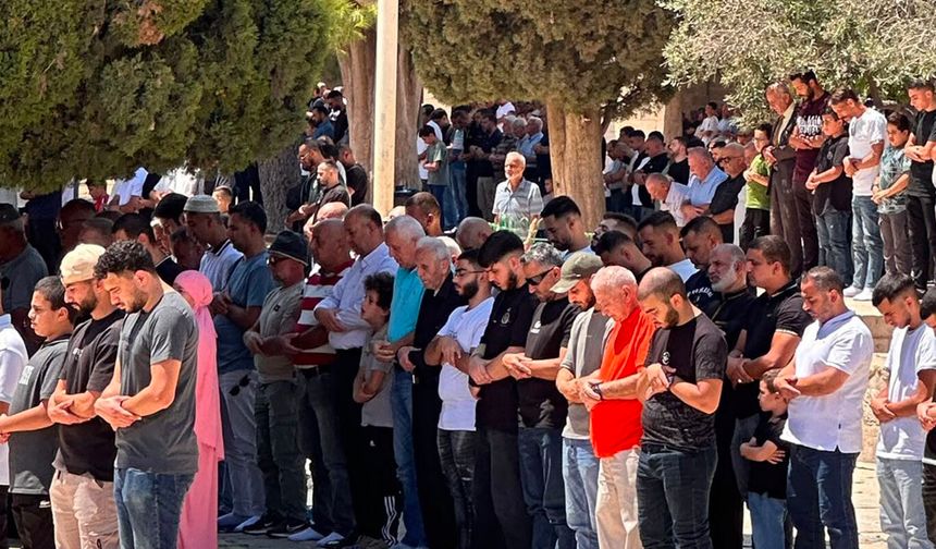 İşgalcilerin engellemelerine rağmen yaklaşık 70 bin kişi Mescid-i Aksa'da cuma namazı kıldı