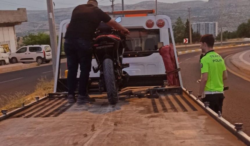 Motosiklet elektrik direğine çarptı: Sürücü ağır yaralandı