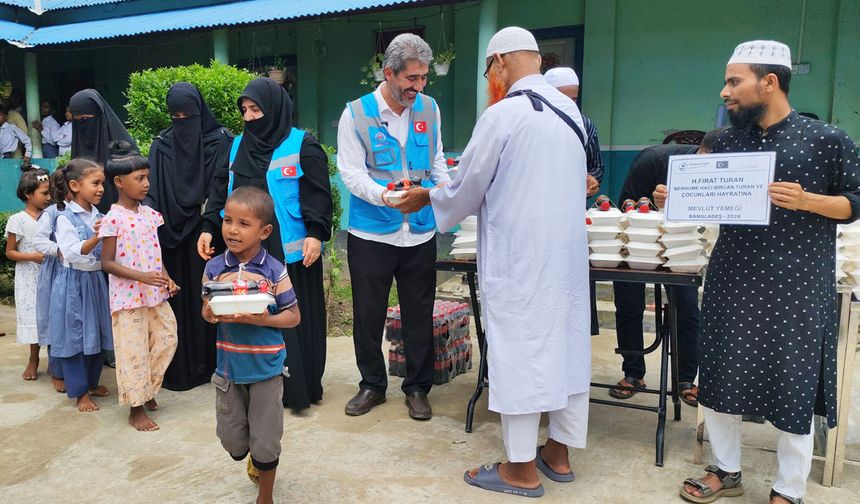 Yetimler Vakfı Bangladeş'te Mevlid Kandili'nde yetim ve ihtiyaç sahiplerine yemek dağıttı
