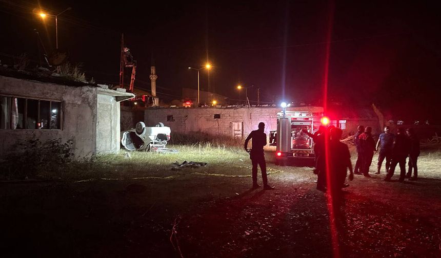 Ağrı'da bir sürücü bisikletliye çarpmamak direksiyonu kırınca kaza yaptı