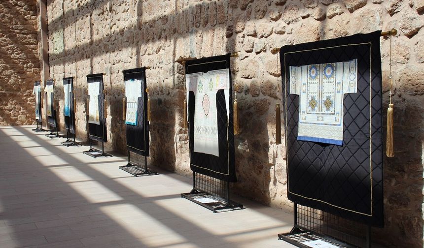 Ağrı'da 'Dualı Sultan ve Peygamber Gömlekleri' ziyarete açıldı