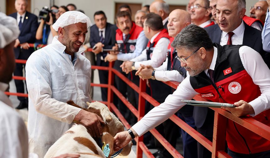 Bakan Yumaklı: Yetiştiricilerden aşı ve kimliklendirme ücreti alınmayacak