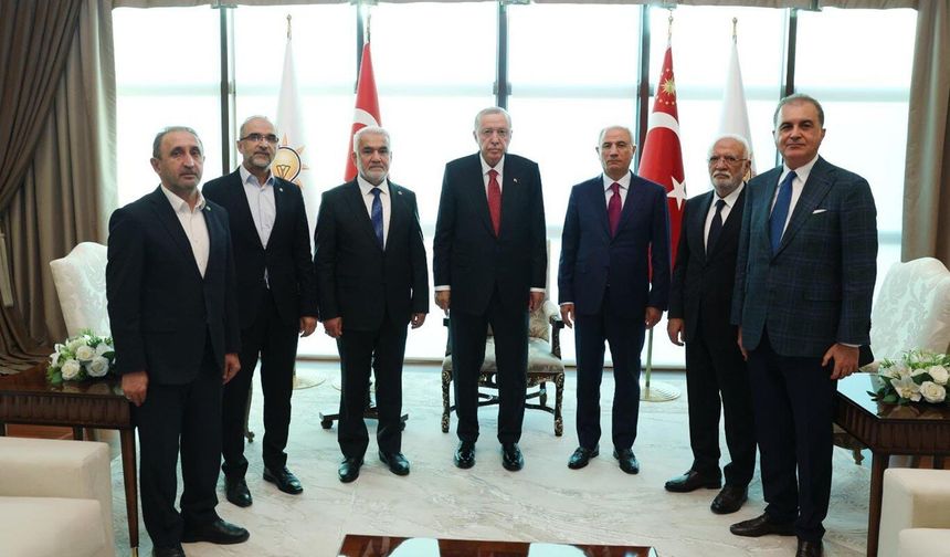 HÜDA PAR Genel Başkanı Yapıcıoğlu, Cumhurbaşkanı Erdoğan ile bir araya geldi
