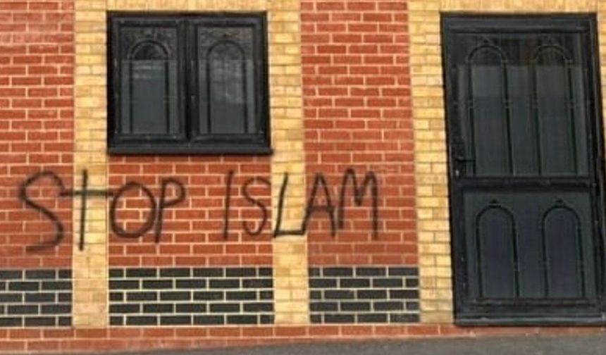 Londra'da camilere saldıran bir kişi hakkında dava açıldı