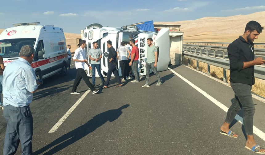 Şanlıurfa'da devrilen tır 20 kilometrelik araç kuyruğuna neden oldu