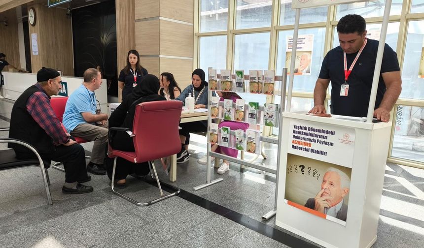 Siirt'te Alzheimer farkındalığı için bilgilendirme standı açıldı