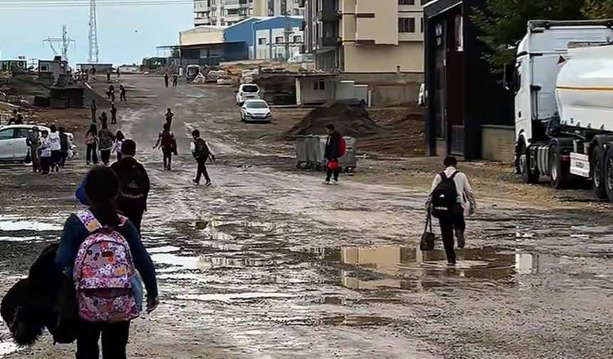 HÜDA PAR'dan Batman'da 'Kış gelmeden çocuklarımızı çamurdan kurtaralım' çağrısı