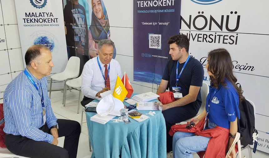 İnönü Üniversitesi Rektörü Akpolat TEKNOFEST'te gençlerle buluştu