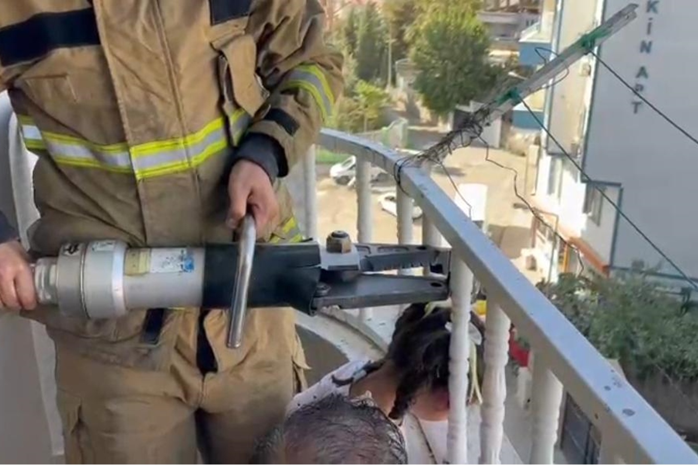 Başı demirlere sıkışan çocuk, itfaiye ekipleri tarafından kurtarıldı