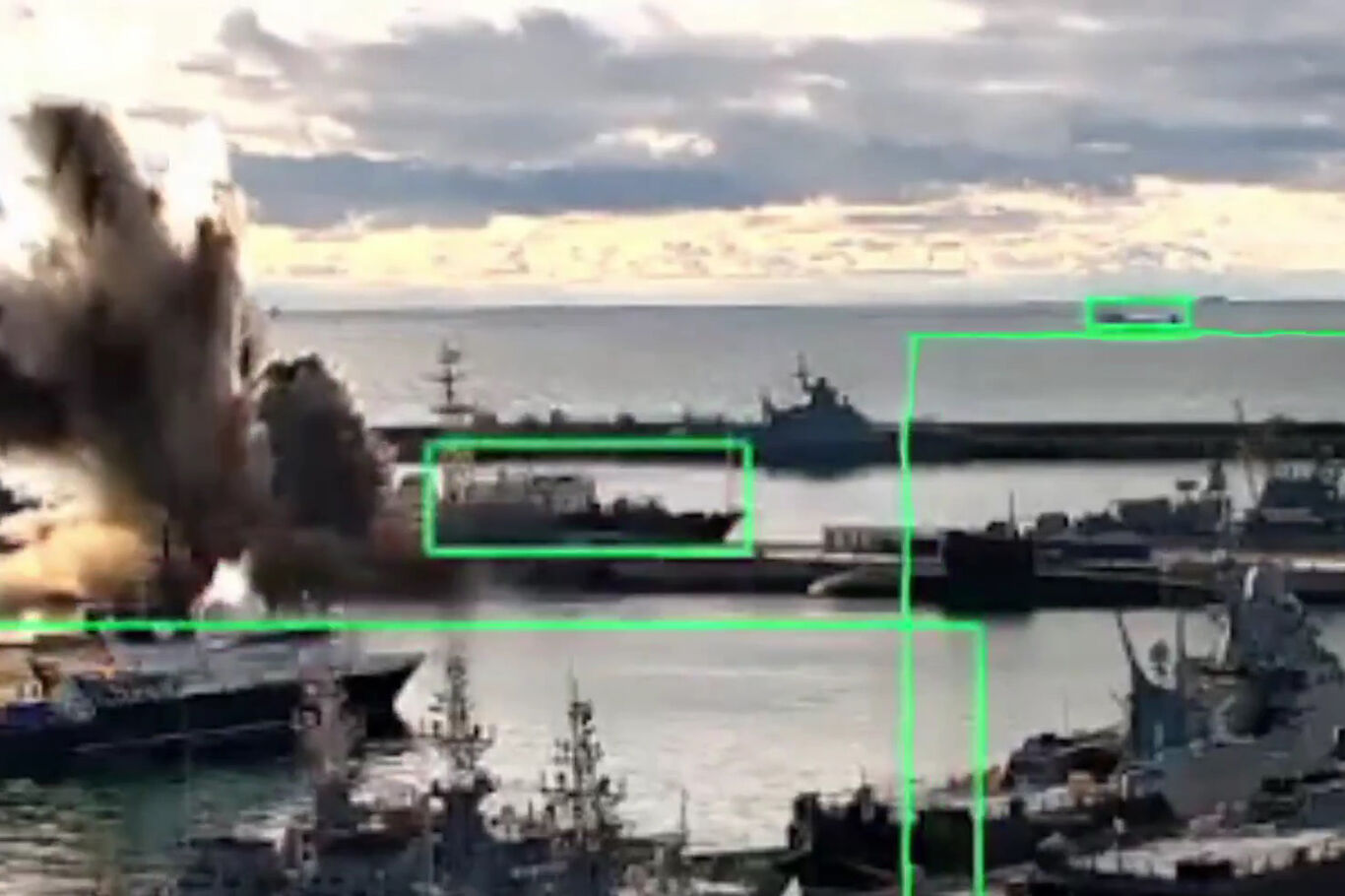 Ukrayna Rus denizaltısını ilk kez su altı dronlarıyla vurdu