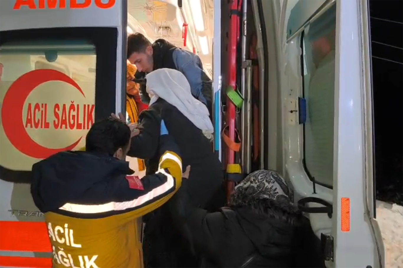 Kapalı köy yolu açıldı, hasta zamanında hastaneye ulaştırıldı