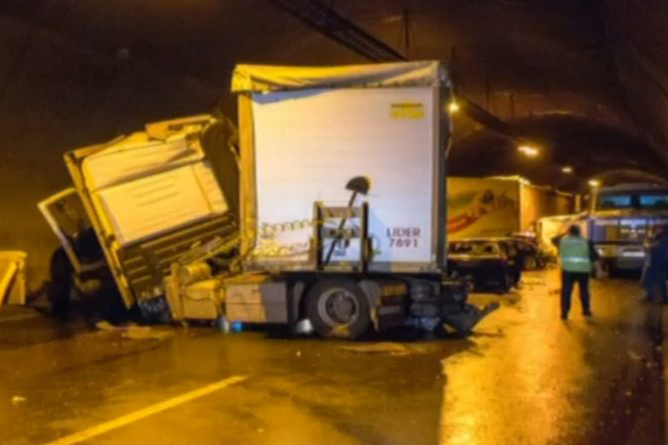 Bulgaristan'da park halindeki bir tır'a başka bir tır çarptı: 2 ölü