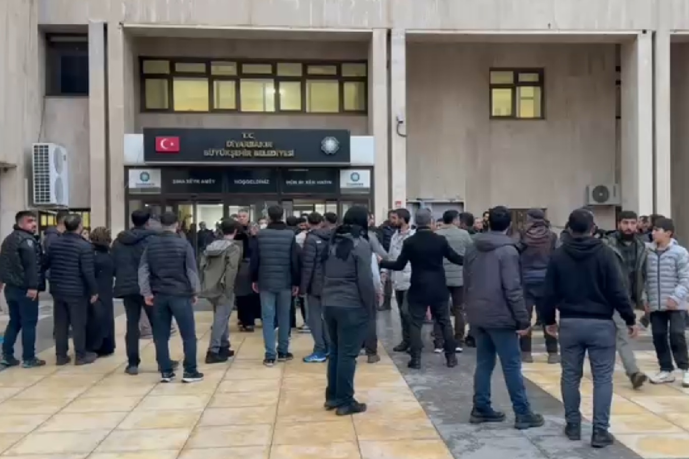 Diyarbakır’da seyyar satıcılarla zabıta arasında gerginlik yaşandı