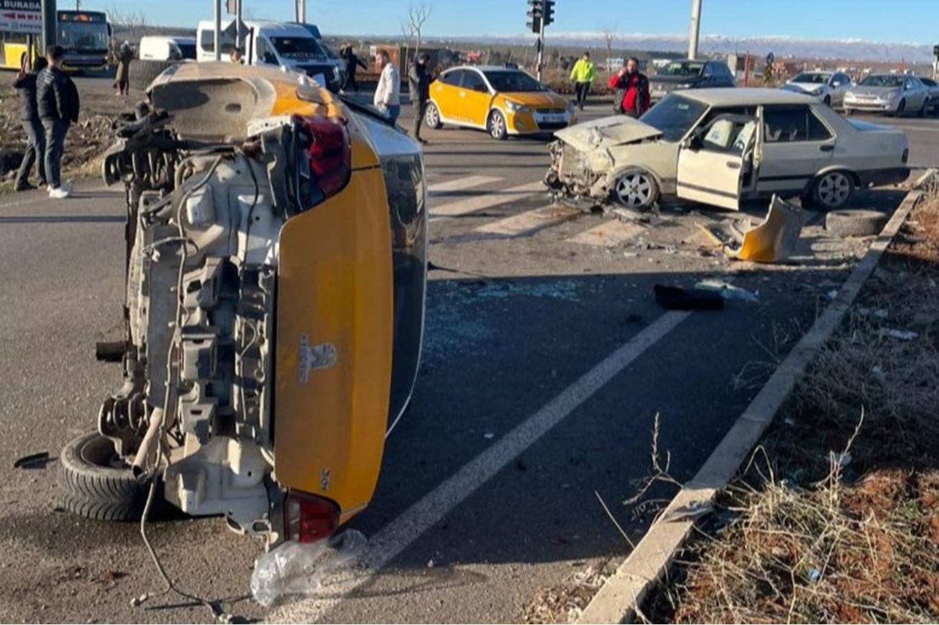 Diyarbakır'da taksi ile otomobil çarpıştı: 2 yaralı