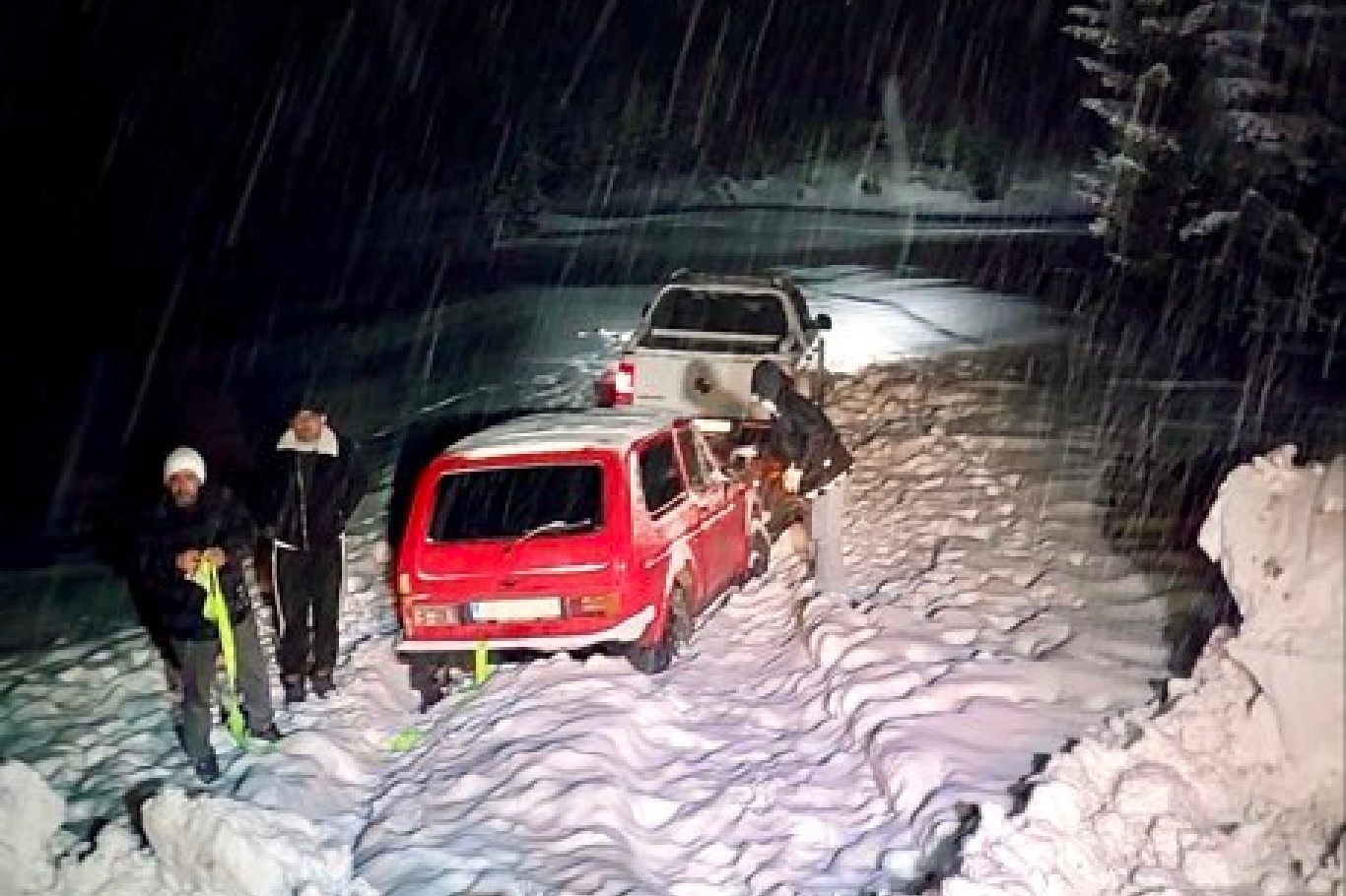 Giresun’da kar nedeniyle yolda mahsur kalan 9 kişi kurtarıldı