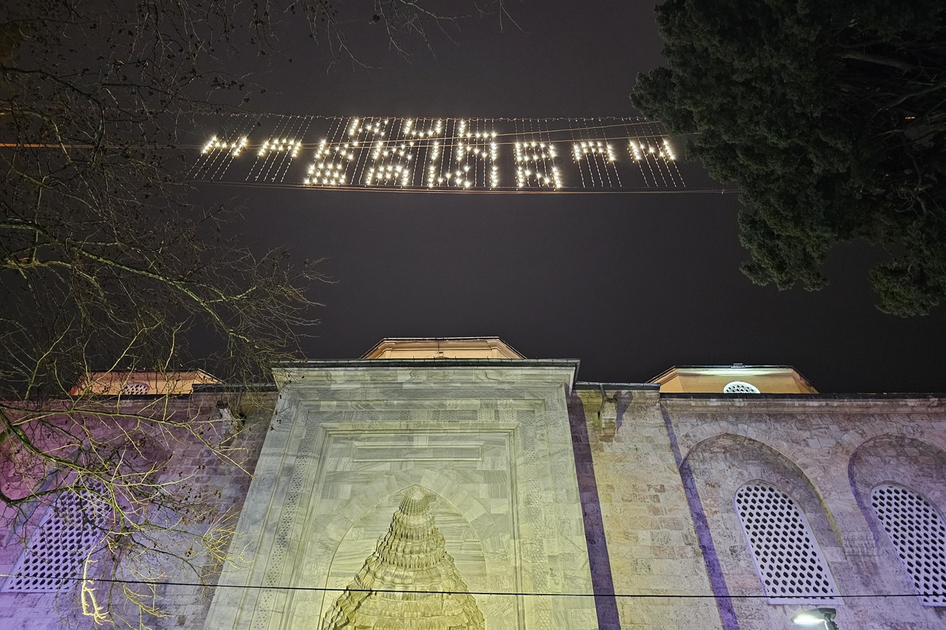 Tarihi Bursa Ulu Cami’nde “Kul hakkından sakın” mahyası yakıldı