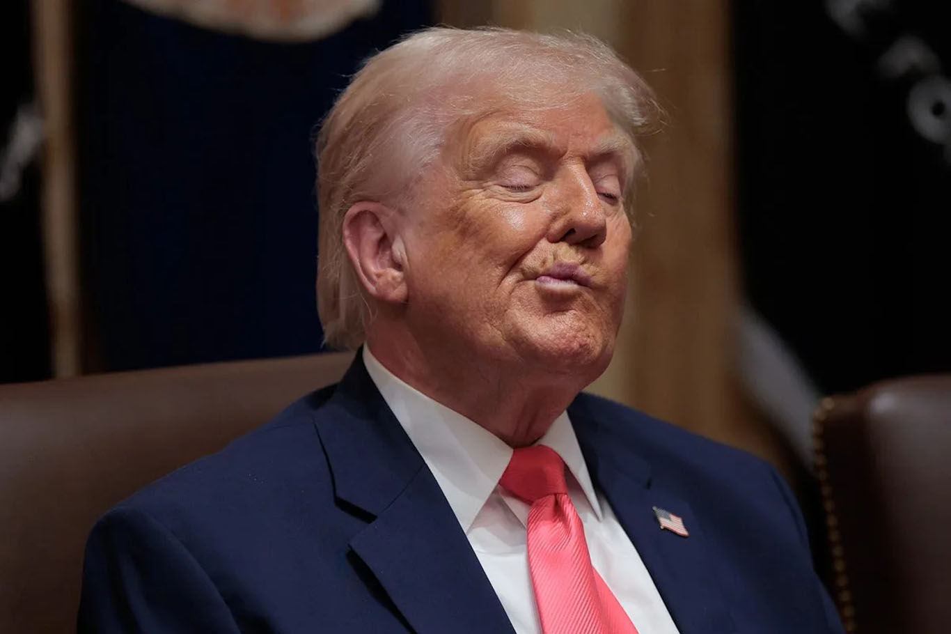 Trump'tan çelişkili mesajlar: Müzakere övgüsü, askeri tehdit