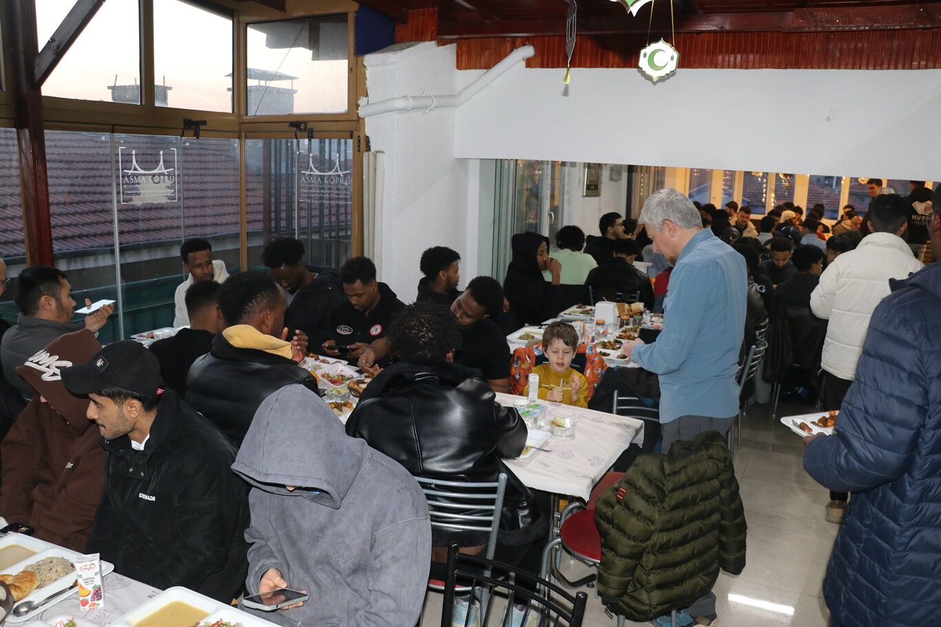 Ankara'da 16 yıldır Ramazan ayı boyunca yüzlerce öğrenciye ücretsiz iftar veriliyor