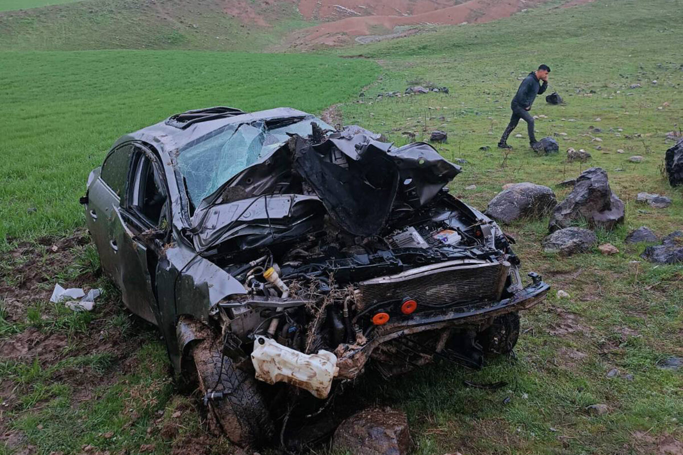 Batman'da otomobil uçuruma yuvarlandı: 2 yaralı