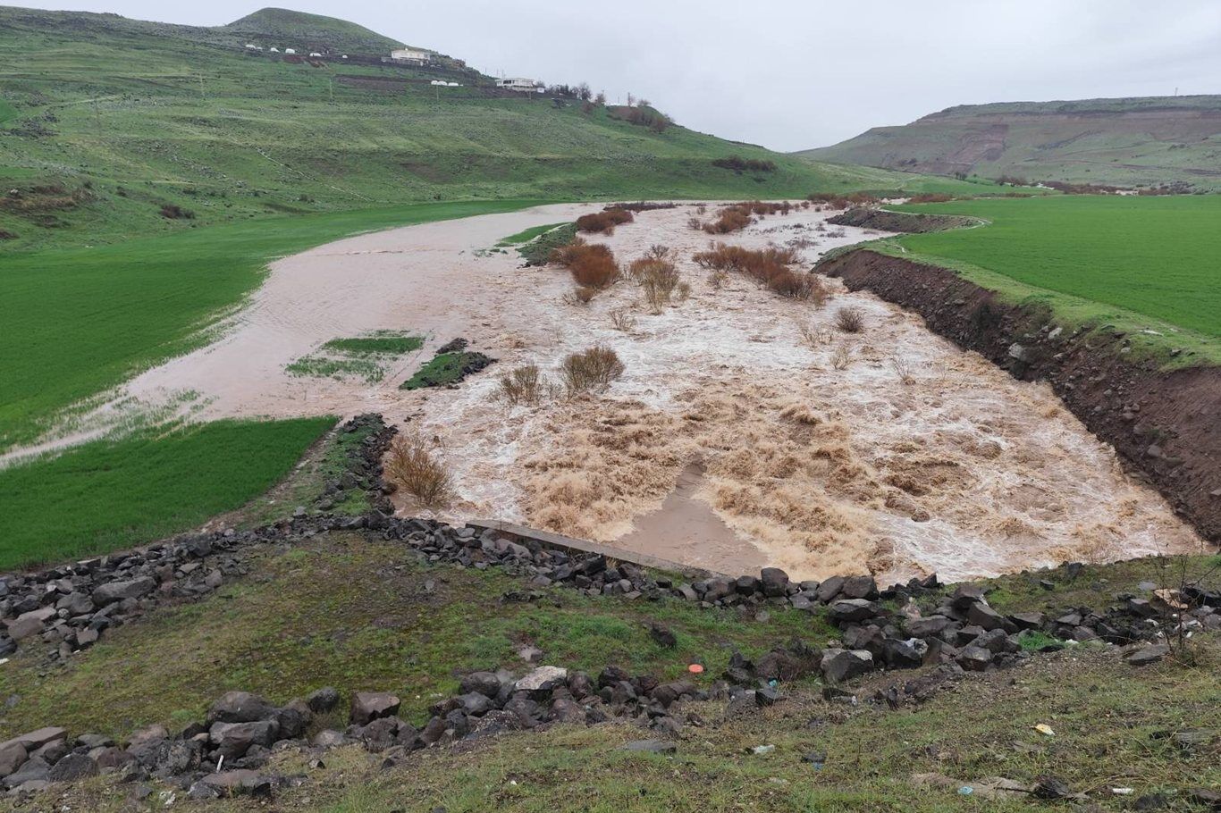 Diyarbakır’da sağanak: Yollar çöktü, köprüler hasar gördü, vatandaşlar mahsur kaldı